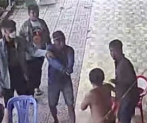 Mâu thuẫn chơi xóc đĩa, nhóm côn đồ mang súng nhựa vào nhà dân đánh người