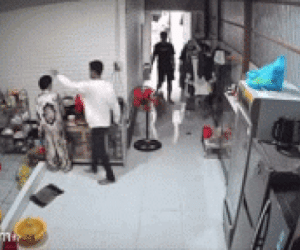 Vụ một phụ nữ bị đấm gục xuống sàn khi đang nấu ăn ở Cà Mau: Người chồng có những chia sẻ đầu tiên!