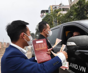 'Cò' tràn lề đường vẫy khách cho dự án 100-300 triệu đồng/m2 ngoại thành Hà Nội