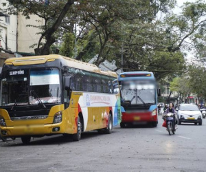 Xe trên 16 chỗ vẫn nườm nượp ra vào phố cổ, Hồ Gươm trong khung giờ cấm