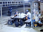 Ngồi ăn trước cửa nhà, hai vợ chồng suýt gặp họa vì chiếc xe tải mất lái