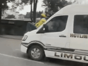 Nguyên nhân vụ ô tô limousine 'chở người' trên nắp capo ở Đại lộ Thăng Long