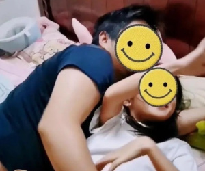 Đoạn clip bố và con gái vui đùa cùng nhau trên giường khiến nhiều người nhăn mặt