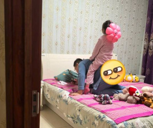 Phóng to hết cỡ bức ảnh chồng và con gái trong phòng ngủ, vợ đau lòng nhìn thứ anh cầm trên tay