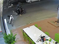 Người phụ nữ bị ôtô tông văng lên không ngã gập cổ khi dừng xe mua hàng