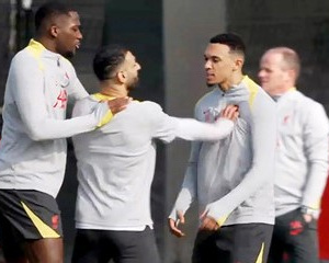 Salah xô xát cực căng với Alexander-Arnold trên sân tập Liverpool