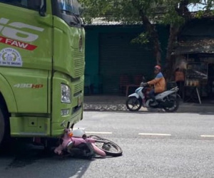 Nữ sinh tử vong, kẹt dưới gầm đầu xe container