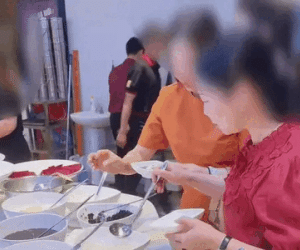 Xôn xao clip khách thản nhiên nếm chè bằng muôi chung khi ăn buffet ở nhà hàng nổi tiếng TPHCM