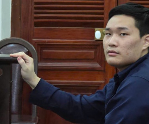 Hết tiền tiêu xài, du khách nước ngoài mang dao đi cướp