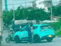 Khống chế người đàn ông cầm dao chặn ô tô công nghệ ở TPHCM