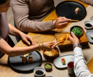 Đến nhà mẹ vợ ăn giỗ, bà gắp vào bát anh rể cái đùi gà to rồi gắp cho tôi một thứ KHÓ CHẤP NHẬN