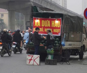 Nhan nhản sạp hàng tự phát ngang nhiên lấn chiếm lòng đường: Cơ quan chức năng ở đâu?