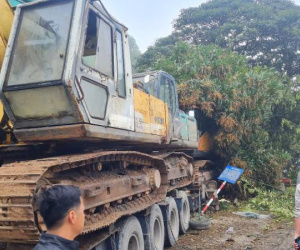Xe đầu kéo chở 4 máy múc lao vào nhà dân ven quốc lộ