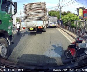 Hai tài xế dừng ô tô trên cầu ở TP HCM lao vào đánh nhau