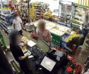 Mẹ Hà Nội thẳng tay tát nhân viên siêu thị vì con bị nghi trộm đồ: 'Nó ăn trộm ăn cắp cái gì của em, chị trả tiền'