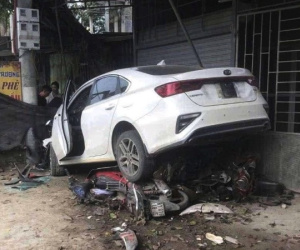 CLIP: Ô tô tông 7 xe máy của người dân đi đám giỗ