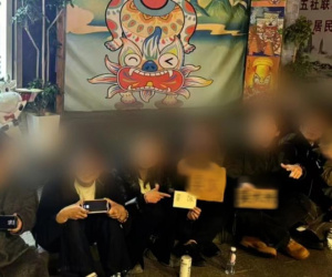 Nhóm nam thanh nữ tú đi ăn xin để 'trải nghiệm cho vui': Lũ lượt lê lết giữa đường, kéo theo cả người qua đường nhập hội