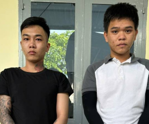 2 thanh niên bất ngờ khóa trái cửa và đổ xăng vào phòng của đôi vợ chồng ở Biên Hòa
