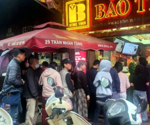Rút tiền tiết kiệm, người Hà Nội đội mưa chờ mua vàng ngày giá lên đỉnh