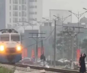 2 cô gái vô tư tạo dáng, cười đùa ngay trước mũi tàu mặc cảnh báo nguy hiểm, hành động sau đó của người lái tàu lại càng bất ngờ