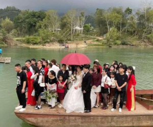 Hơn 40 người 'hộ tống' chú rể Lạng Sơn đi đón dâu bằng xuồng gây chú ý