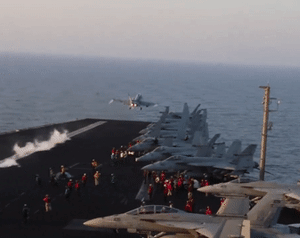 Video dàn tiêm kích Mỹ cất cánh từ tàu sân bay không kích Houthi