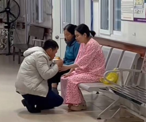 Bức ảnh chụp tại hành lang khoa sản ở Hà Nội khiến triệu người rơi nước mắt