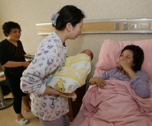 Vừa ra khỏi phòng sinh, câu đầu tiên của mẹ chồng khiến mẹ bỉm sốc, dự cảm trước tương lai không thể sống cùng!