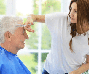 Cụ ông 70 tuổi 'đeo bám' cô gái ngoài 20 khiến cảnh sát phải vào cuộc