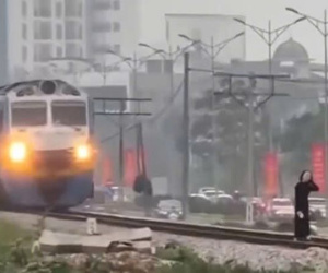 Lái tàu kể phút hãm phanh 'phi thường' trước 2 phụ nữ thả dáng trên đường ray