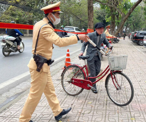 Cụ ông ở Hà Nội đi xe đạp vi phạm nồng độ cồn bị phạt tiền, giữ xe