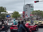 Đoàn siêu xe nối đuôi vượt đèn đỏ ngay trung tâm thành phố