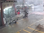Hàng loạt phương tiện giao thông và người đi bộ gặp khó khăn khi bão đổ bộ Trung Quốc