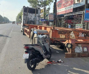 Con chết, mẹ bị thương nặng sau cú đâm trúng xe container đậu bên đường