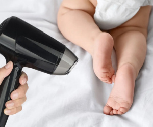Bé gái phải cắt cụt 3 ngón chân vì mẹ để quên máy sấy tóc trên giường