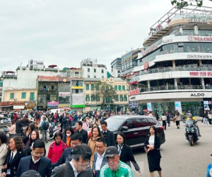 Hàng nghìn người đổ về tòa nhà Hàm cá mập check-in, CSGT phải cắm 'chốt' đảm bảo giao thông