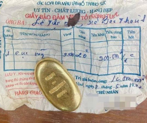 Người phụ nữ mang 2 cây vàng đi bán, tờ hóa đơn gần 30 năm trước khiến chủ tiệm ngỡ ngàng