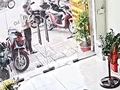 Đi sửa điện thoại nhưng 'quên' trả tiền, cặp đôi bị chủ quán 'xử đẹp', phải vội xin lỗi