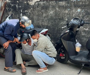 Người cha đau đớn ngã quỵ nhận thi thể con trai sau 2 ngày mất liên lạc