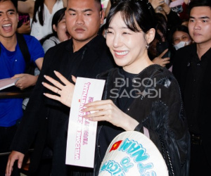 HOT: Tiffany (SNSD) quá xinh đổ bộ Tân Sơn Nhất, khoe visual cực yêu với đôi mắt cười huyền thoại!