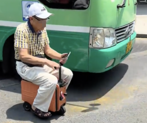 Công an xác minh clip người đàn ông 'cưỡi' vali chạy bon bon trên phố
