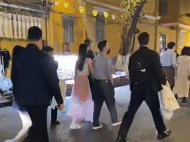 Tóm dính Á hậu Phương Nhi tình tứ bên chồng thiếu gia Vingroup tại Hội An, chi tiết dàn vệ sĩ gây chú ý
