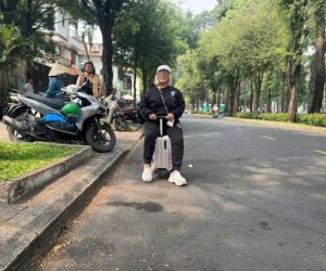 Xử phạt người phụ nữ 43 tuổi 'cưỡi' vali băng băng trên đường
