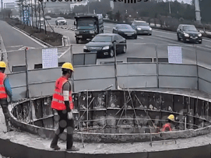 Tránh xe chuyển làn đột ngột, ô tô lộn vòng rơi xuống hố sâu