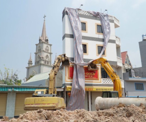 Tiệm vàng 'siêu mỏng' ở Bình Dương bị nghiêng, phong tỏa khu vực xung quanh