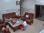 Đốt giấy trong thùng rác bằng nhựa, bé gái suýt 'hóa tro' phòng khách của gia đình