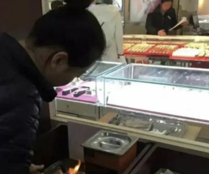 Người phụ nữ mua vòng vàng 60 triệu, 5 năm sau cần bán thì phát hiện là đồ giả, chủ tiệm nói: Chúng tôi không bồi thường