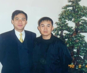 Giữa cơn sốt 'Bắc Bling', cộng đồng mạng bất ngờ soi lại bức ảnh nghệ sĩ Xuân Hình chụp cùng tỷ phú Phạm Nhật Vượng thời khởi nghiệp ở Kharkov
