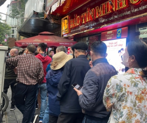 Giá vàng đảo chiều sau những ngày lập đỉnh, người Hà Nội 'rồng rắn' đi… khảo giá