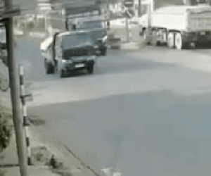 CLIP: Thanh niên chạy xe máy lao thẳng vào xe tải